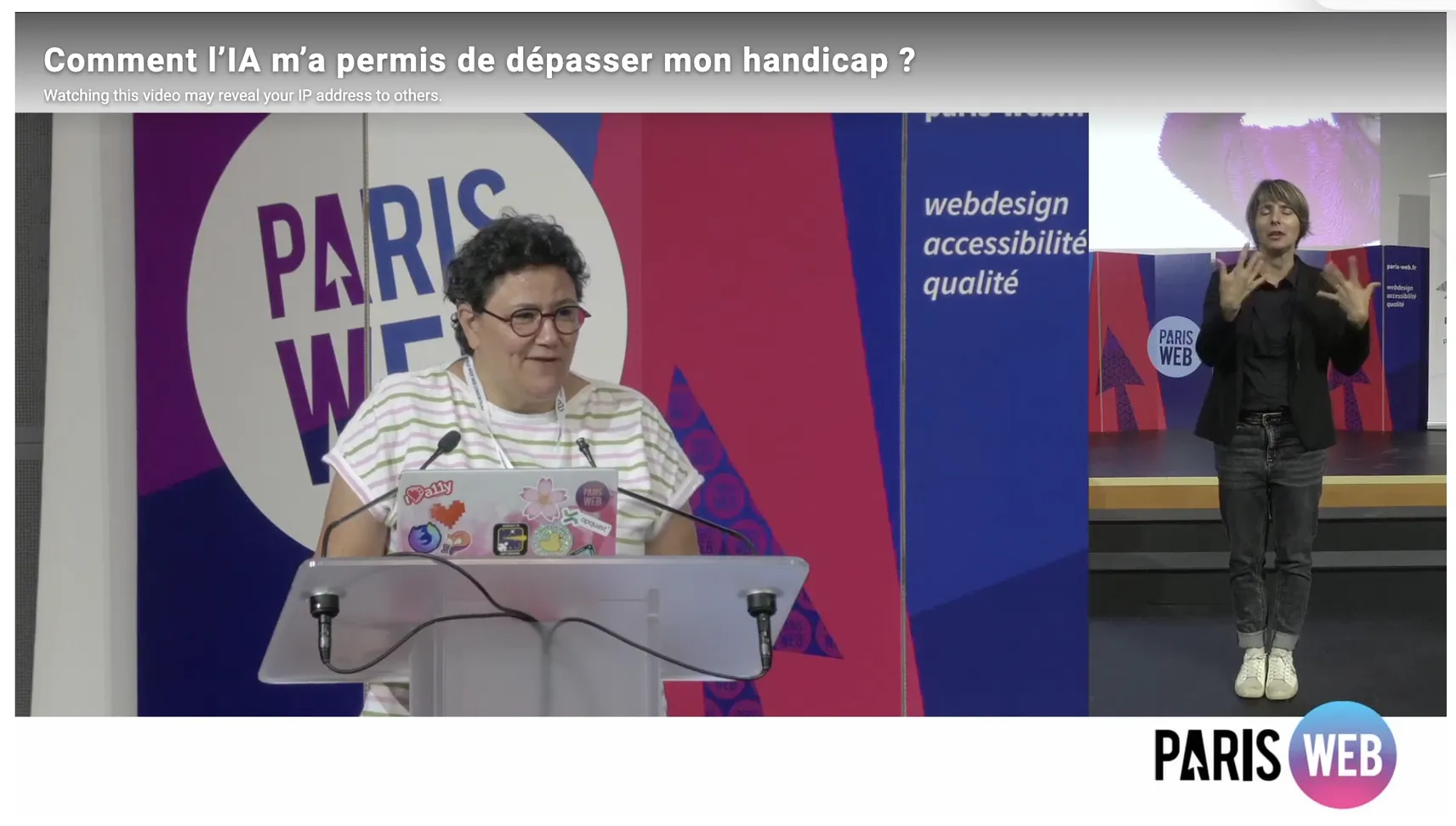 Sophie sur la scène et derrière un pupitre de Paris Web, l’interprète à sa droite.